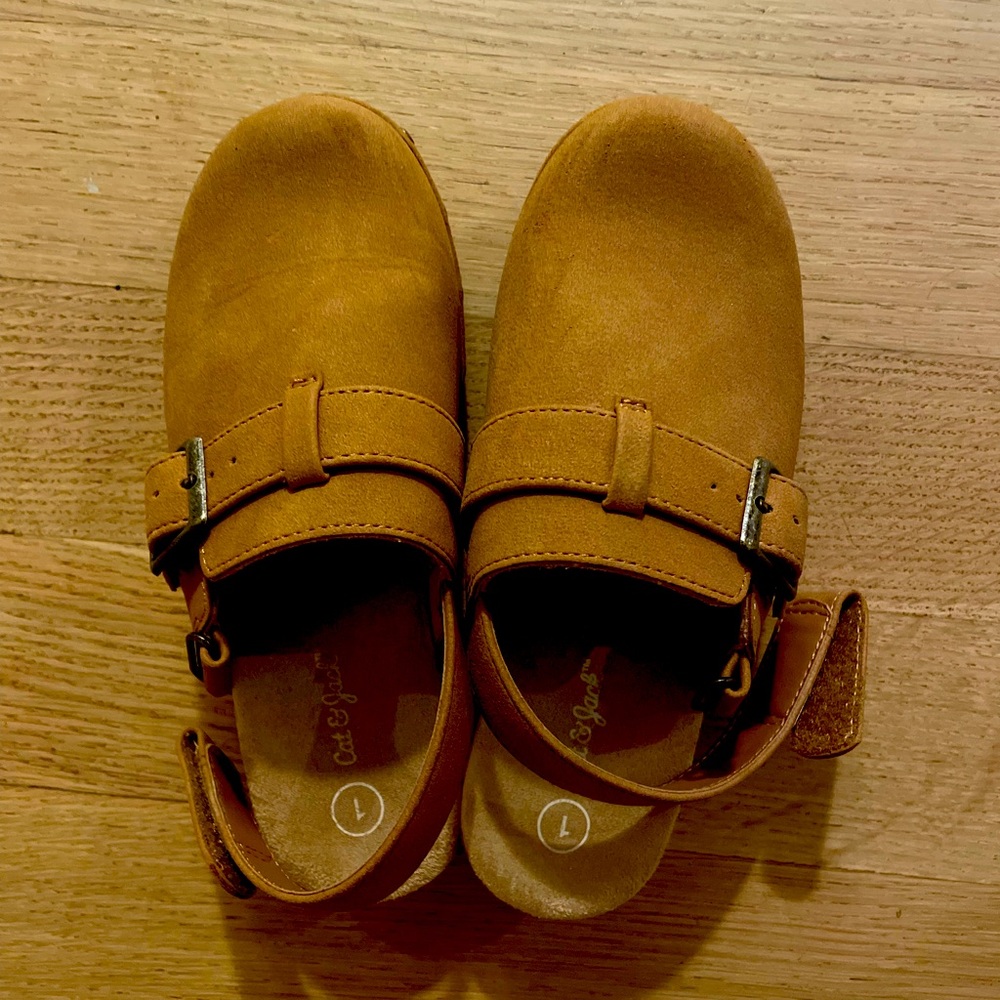 Girls clogs